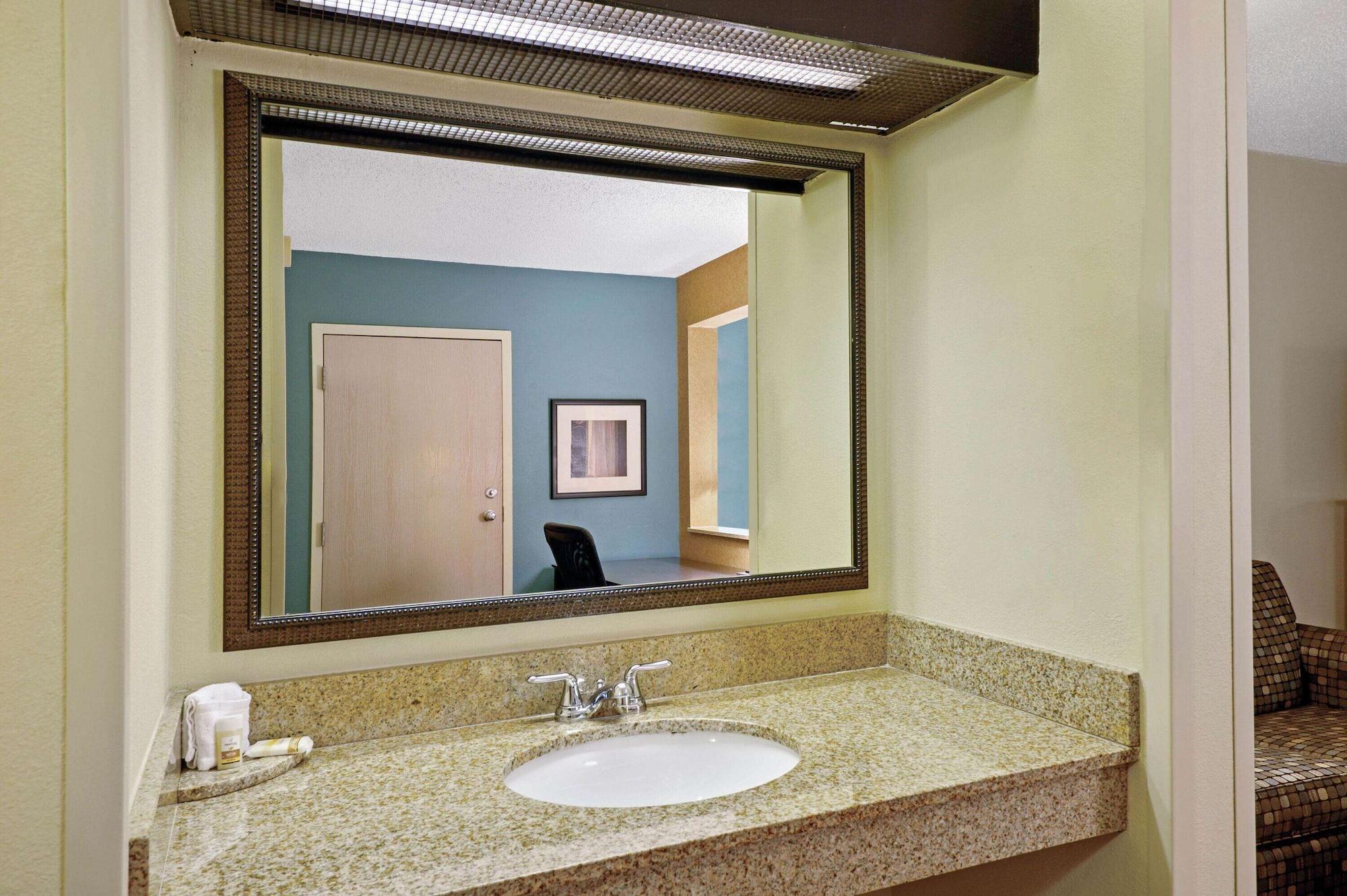 La Quinta Inn By Wyndham Columbia Se Fort Jackson Bagian luar foto