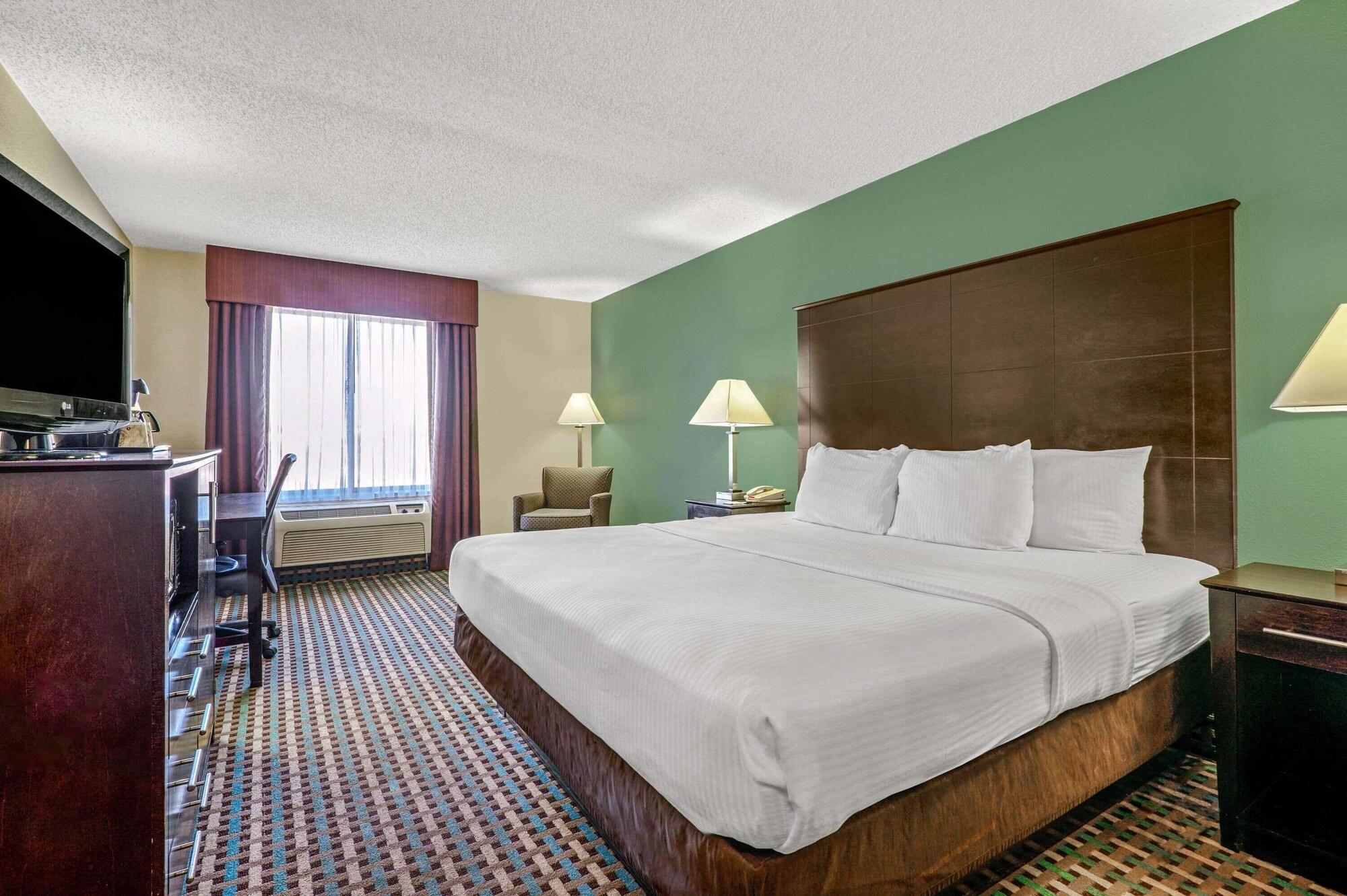 La Quinta Inn By Wyndham Columbia Se Fort Jackson Bagian luar foto
