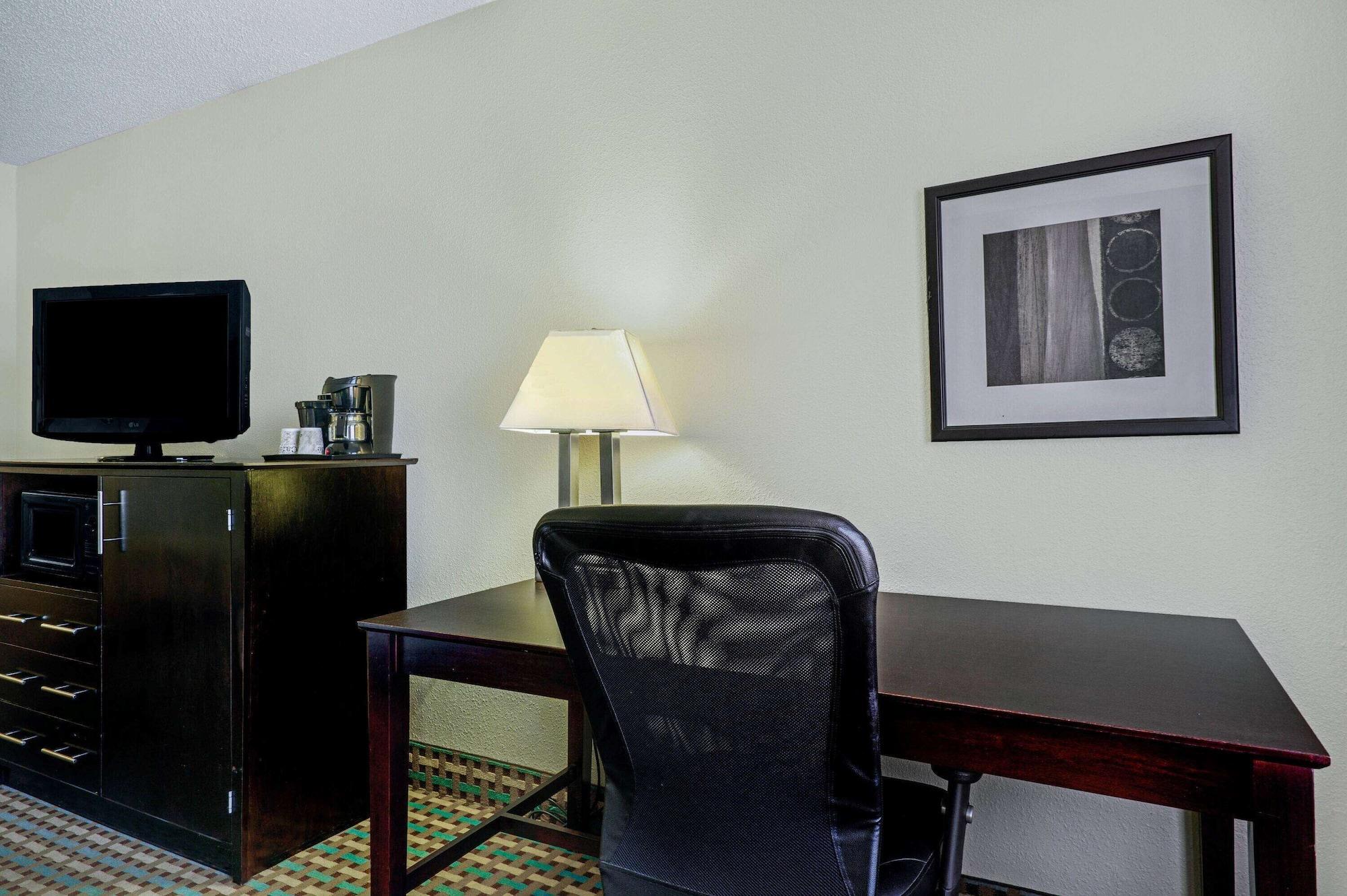 La Quinta Inn By Wyndham Columbia Se Fort Jackson Bagian luar foto