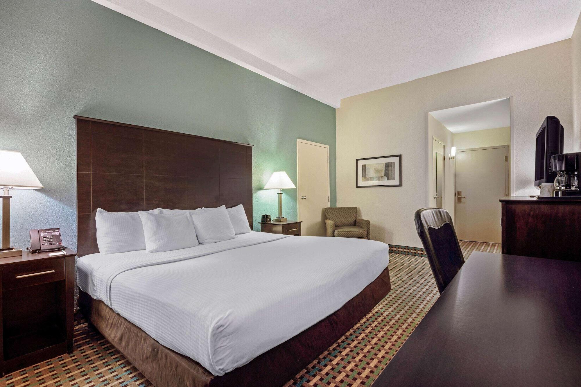 La Quinta Inn By Wyndham Columbia Se Fort Jackson Bagian luar foto
