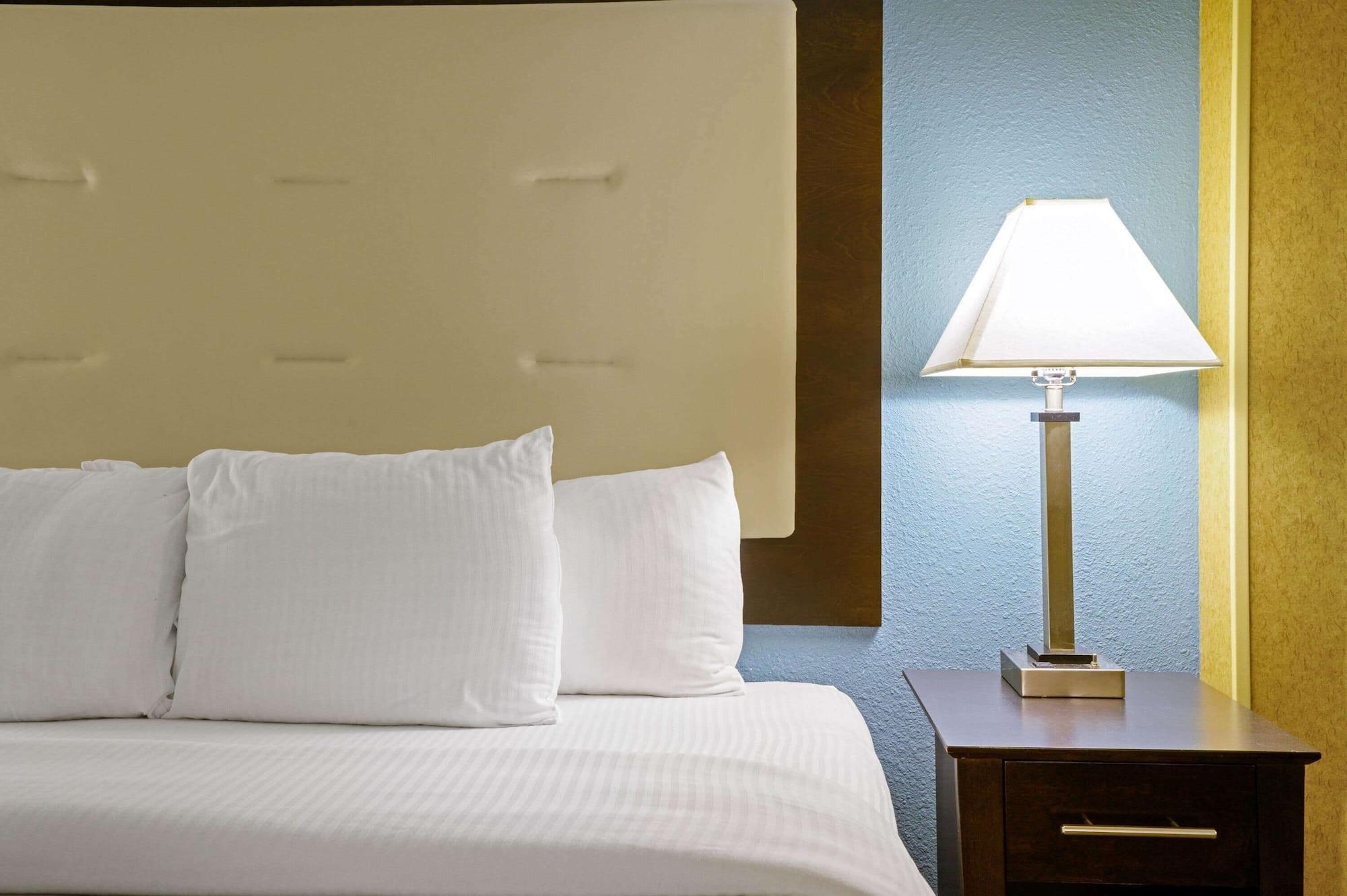 La Quinta Inn By Wyndham Columbia Se Fort Jackson Bagian luar foto