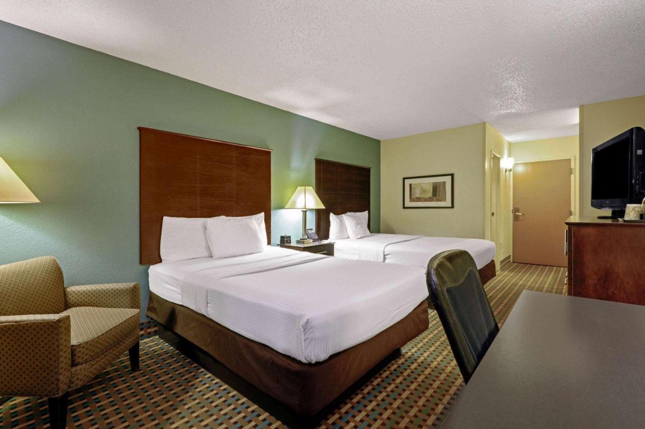 La Quinta Inn By Wyndham Columbia Se Fort Jackson Bagian luar foto