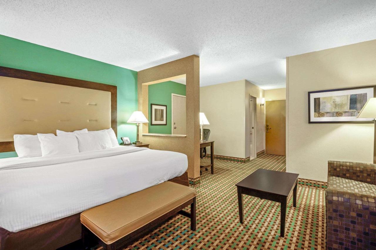 La Quinta Inn By Wyndham Columbia Se Fort Jackson Bagian luar foto