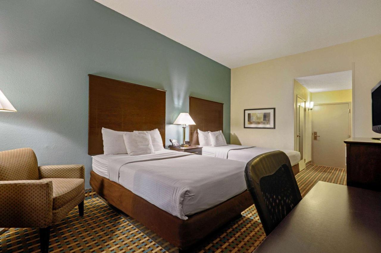 La Quinta Inn By Wyndham Columbia Se Fort Jackson Bagian luar foto
