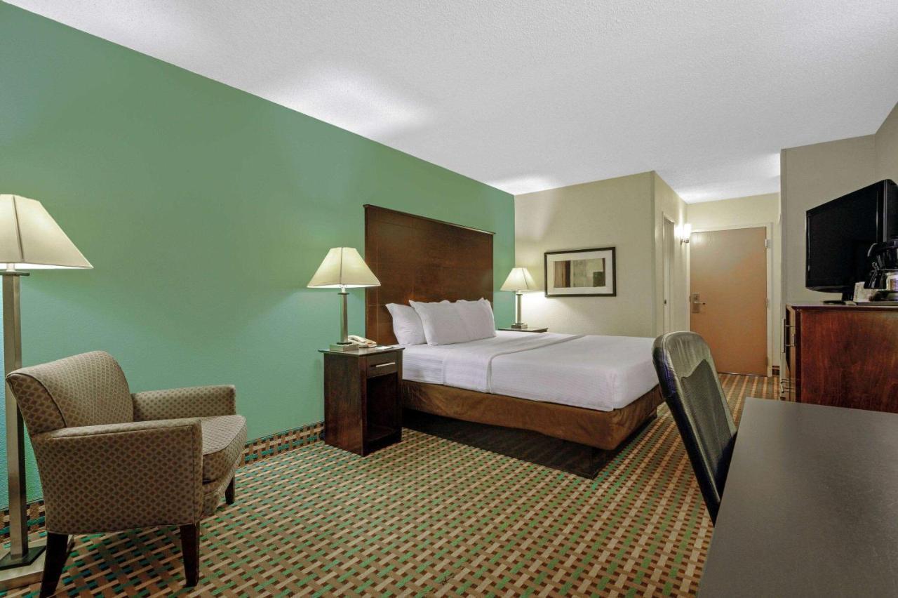 La Quinta Inn By Wyndham Columbia Se Fort Jackson Bagian luar foto